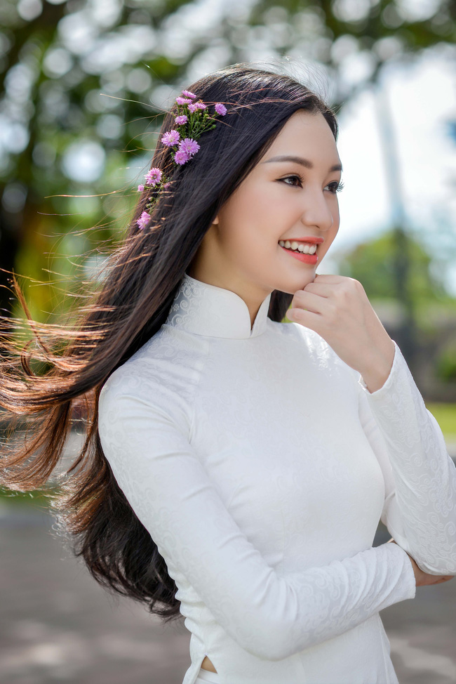 Ngọc Trân luôn tự tin, tươi tắn dù chiều cao 1m68 có một chút bất lợi cho nàng Hoa khôi khi tham dự cuộc thi HHVN 2016.